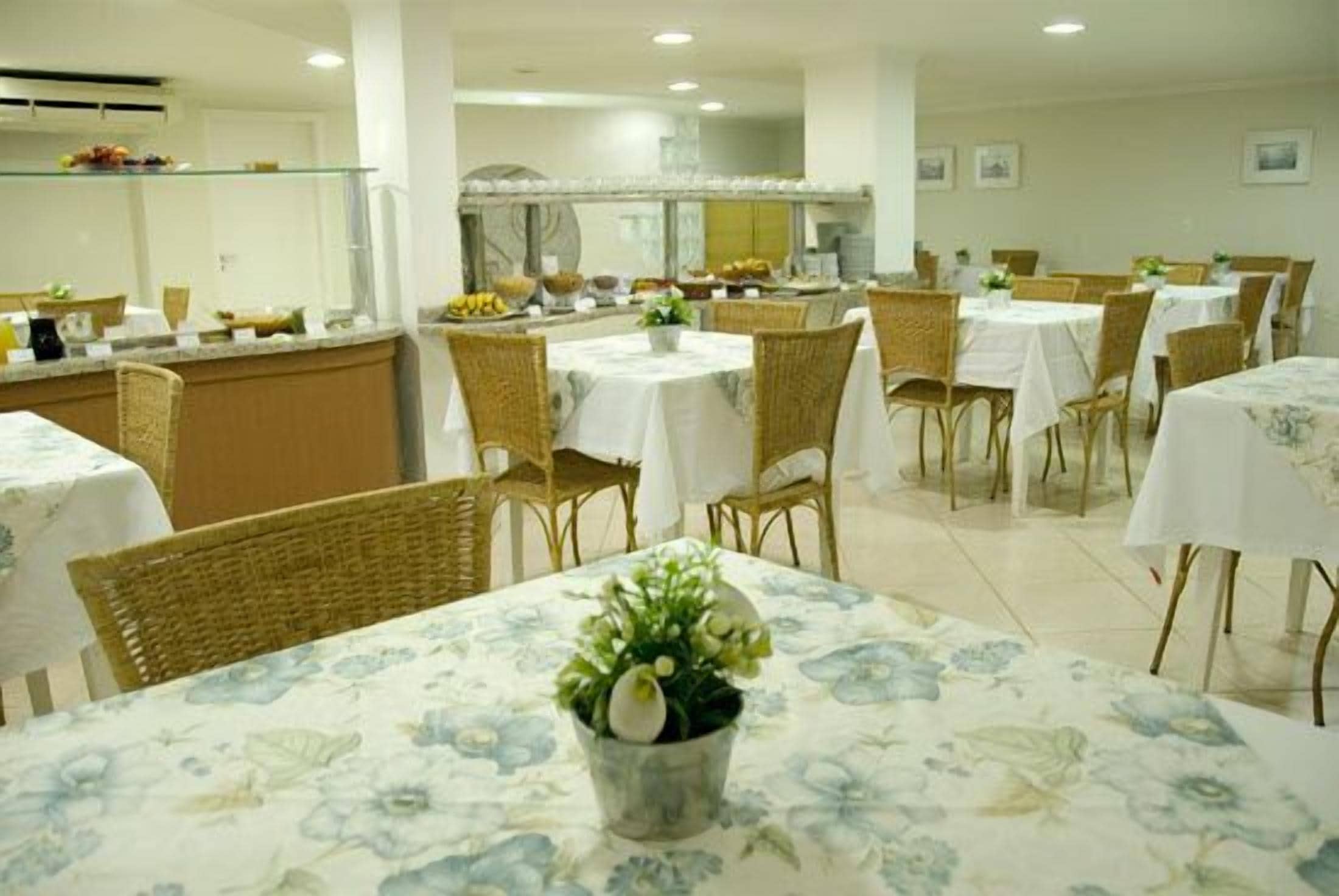 بوفيه فطور مجانًا يوميًا