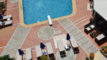 Außenpool, Sonnenschirme, Liegestühle