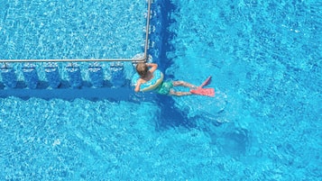 Piscine extérieure, parasols de plage, chaises longues