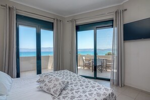 Sea front suite | Minibar, in-room safe, soundproofing, free WiFi - Christina Beach Hotel (Kissamos)