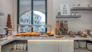 Tägliches Frühstücksbuffet (12 EUR pro Person)