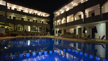 Außenpool, Sonnenschirme, Liegestühle