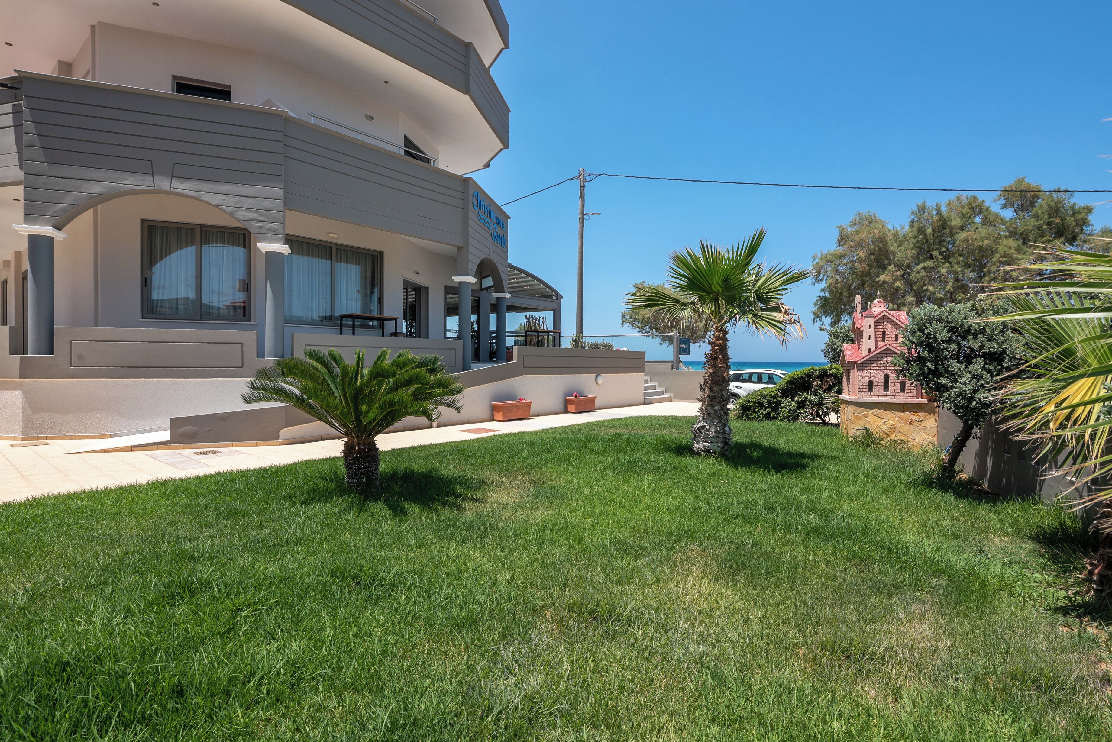 Un bâtiment moderne à deux étages, doté d’un espace extérieur couvert et offrant une vue sur la mer.