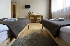 Hochwertige Bettwaren, Schreibtisch, Bügeleisen/Bügelbrett