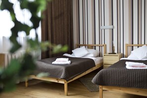 Phòng 3 | Bộ đồ giường cao cấp, bàn, bàn ủi/dụng cụ ủi quần áo 