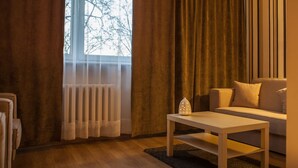 Una sala de estar moderna con un sofá, una mesa de centro y un radiador.