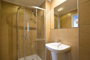 Dreibettzimmer | Badezimmer | Dusche, kostenlose Toilettenartikel, Handtücher