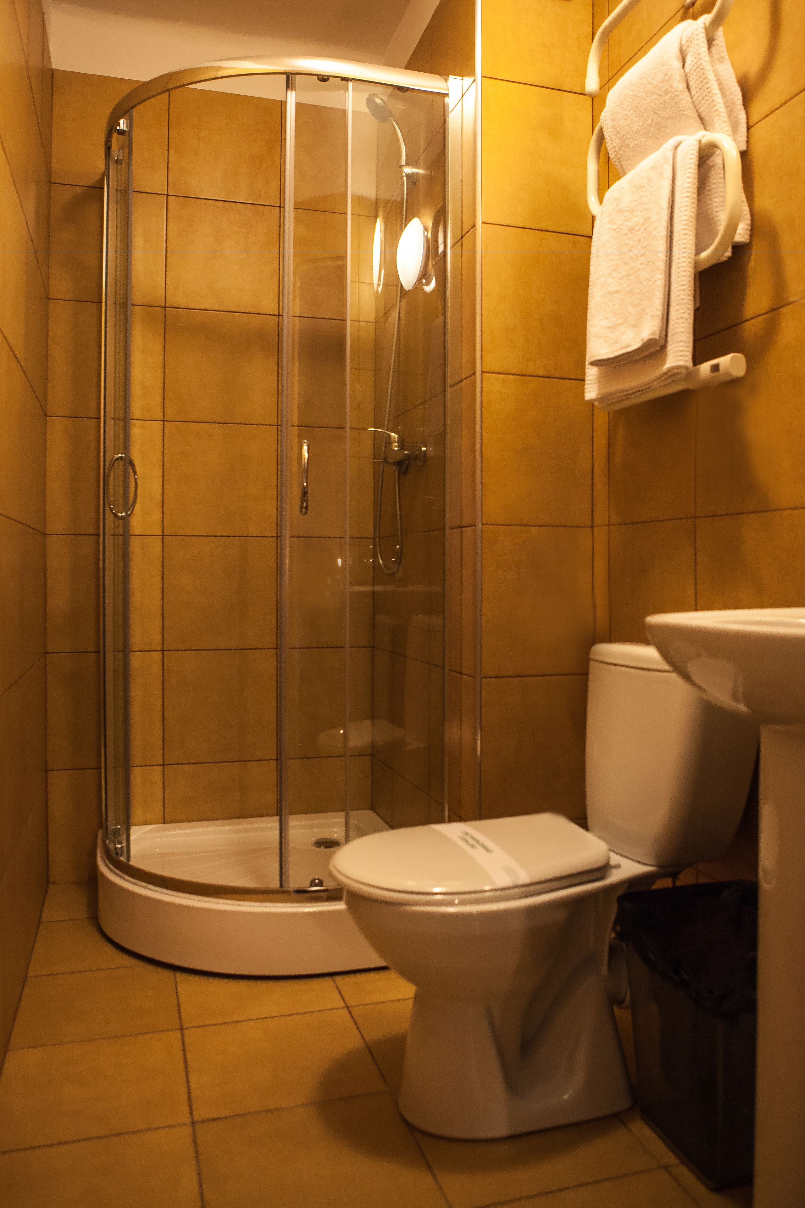 standard single room | bathroom | shower, free toiletries, towels