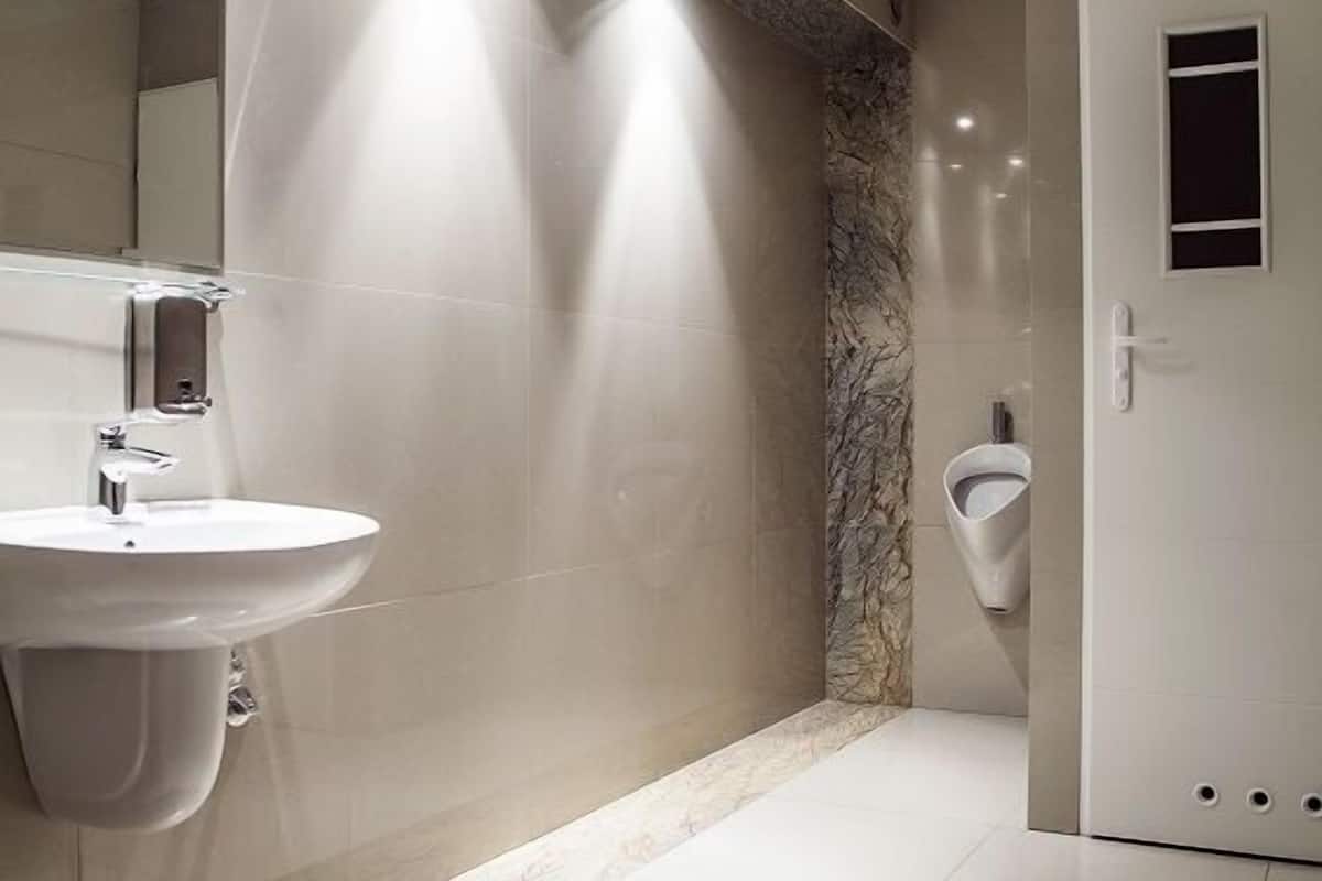 shower, free toiletries, towels