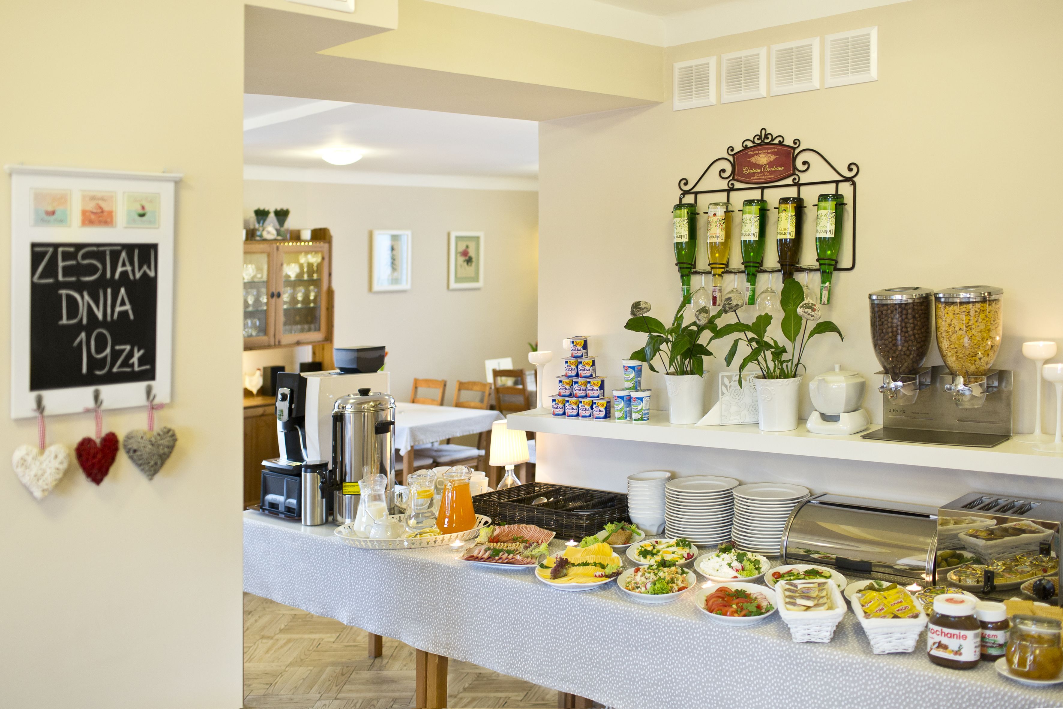 daily buffet breakfast (pln 32 per person)