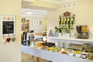 Tägliches Frühstücksbuffet (32 PLN pro Person)