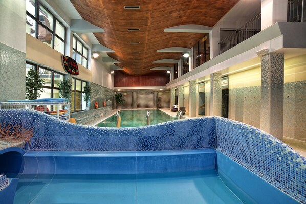 Indoor spa tub