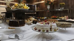 A buffet with various cakes and fruits. - Hotel Blumenau (Balneário Camboriú)
