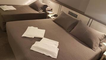 Frigobar, cofres nos quartos, escrivaninha, quartos à prova de som