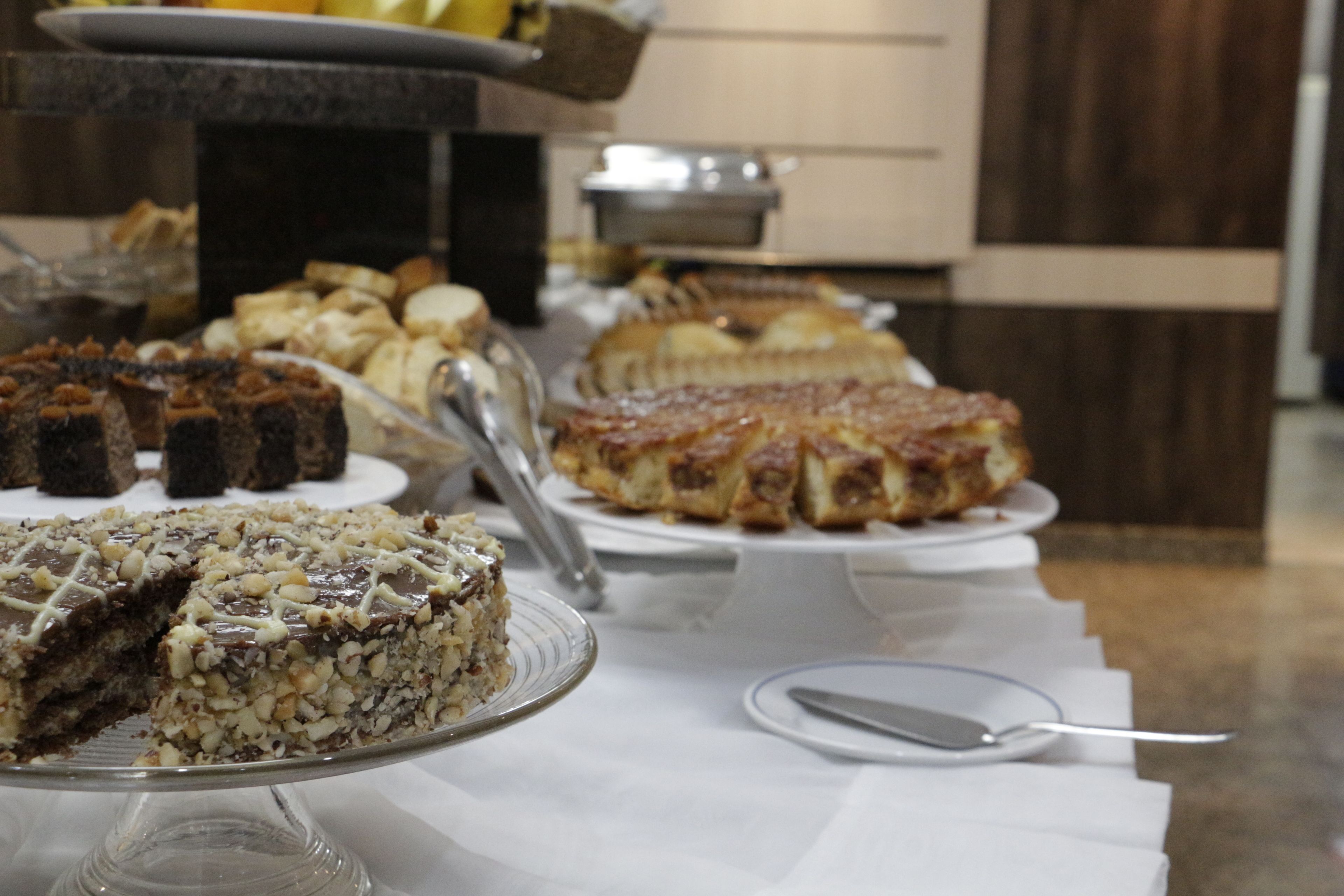 Une table de buffet proposant divers desserts.
