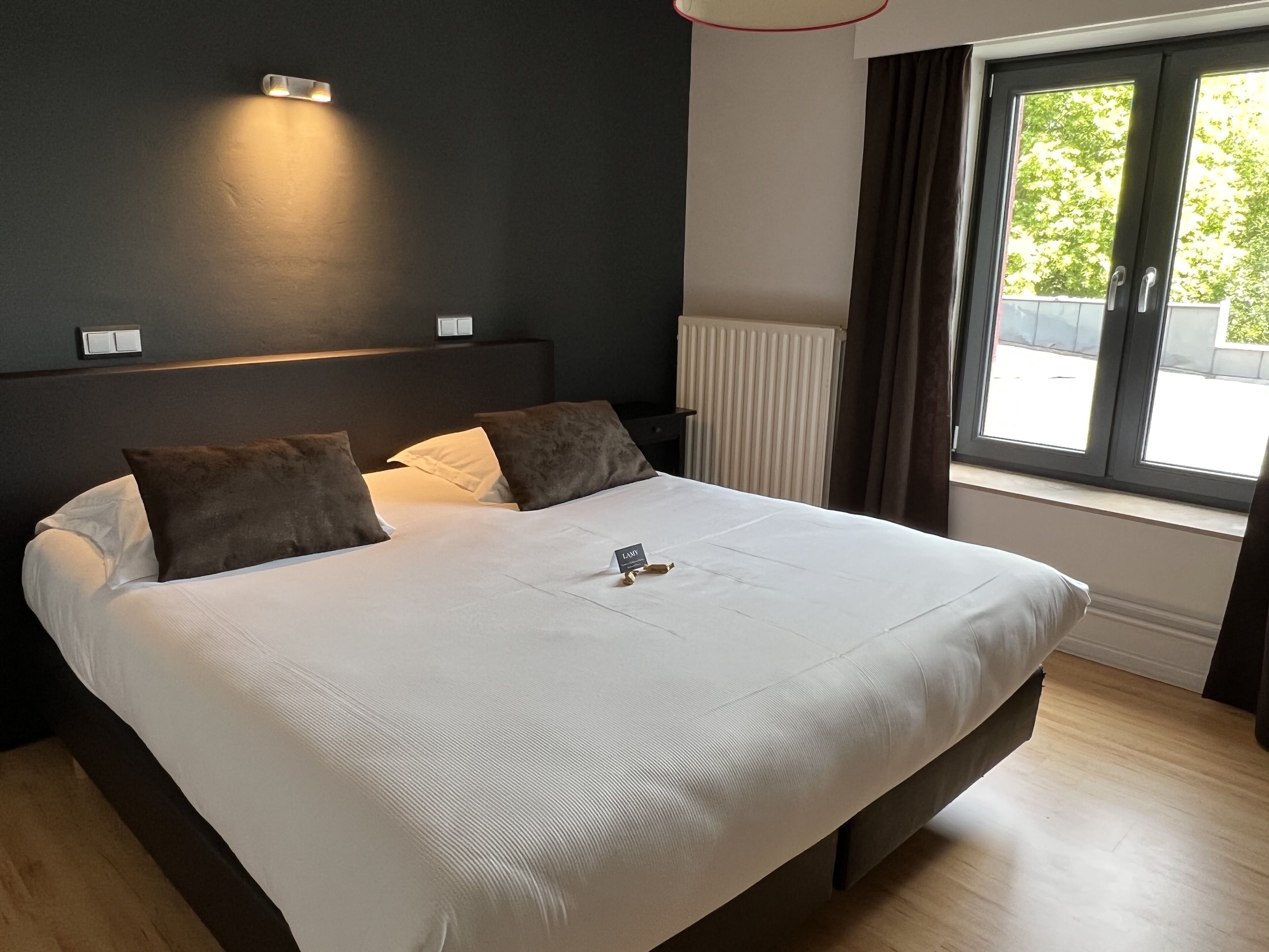 comfort room | desk, free cots/infant beds, free wifi, bed sheets