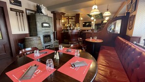 2 restaurantes, se sirven desayunos, comidas, cenas y cocina francesa