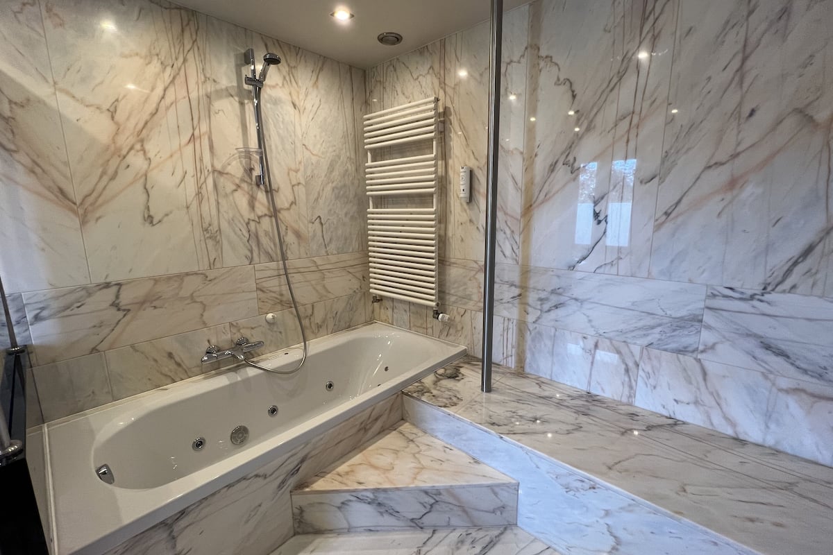 suite | bathroom | free toiletries, hair dryer, towels