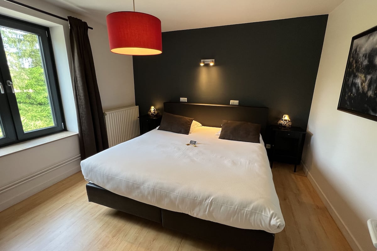 comfort room | desk, free cots/infant beds, free wifi, bed sheets