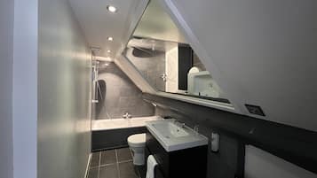 Un baño moderno con bañera, inodoro y lavabo.