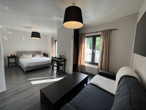 Escritorio, cunas gratuitas, wifi gratis y ropa de cama 