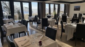 2 restaurantes; se sirve desayuno, almuerzo y cena; cocina francesa