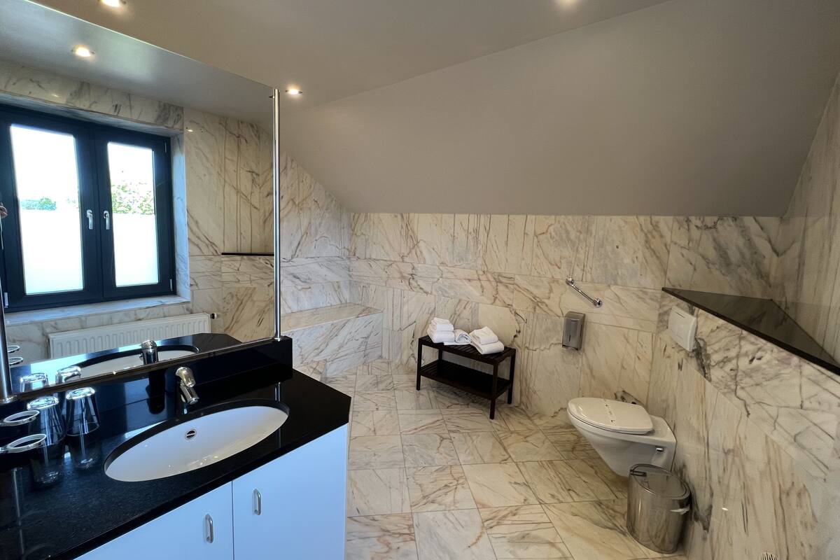 suite | bathroom | free toiletries, hair dryer, towels