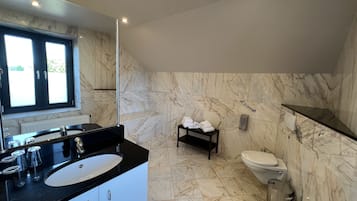 Suite | Baño | Artículos de higiene personal gratuitos, secador de pelo y toallas