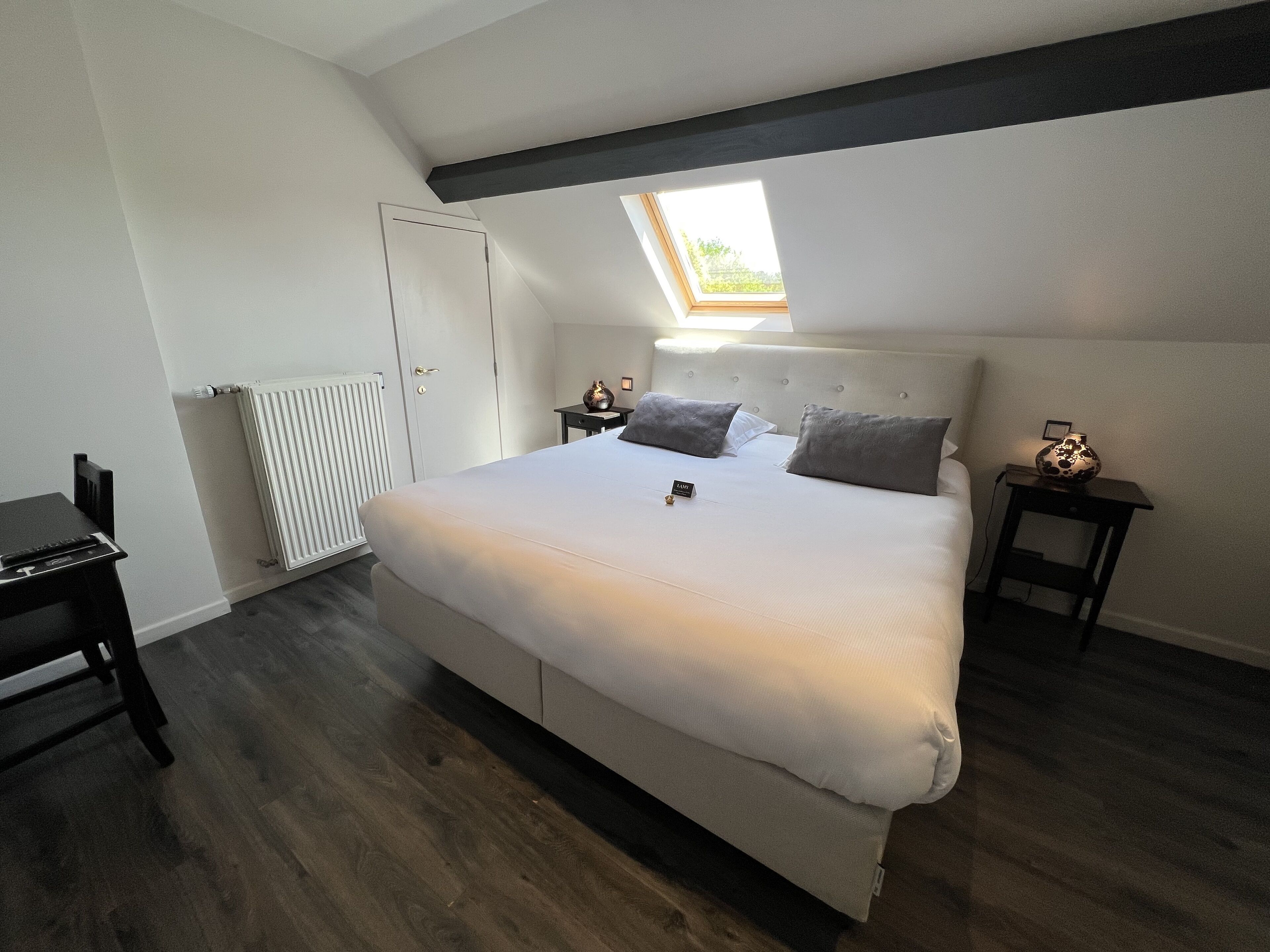 comfort room | desk, free cots/infant beds, free wifi, bed sheets