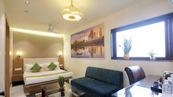 Perhehuone | Oleskelualue | Taulutelevisio, takka