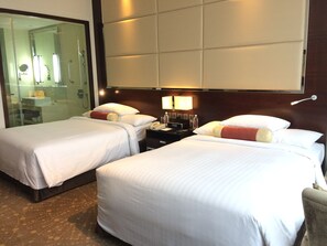 37-inch TV with digital channels, iPod dock - Courtyard by Marriott Pune Chakan (Rajgurunagar)