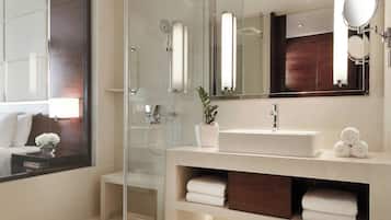 Shower, rainfall showerhead, free toiletries, hair dryer