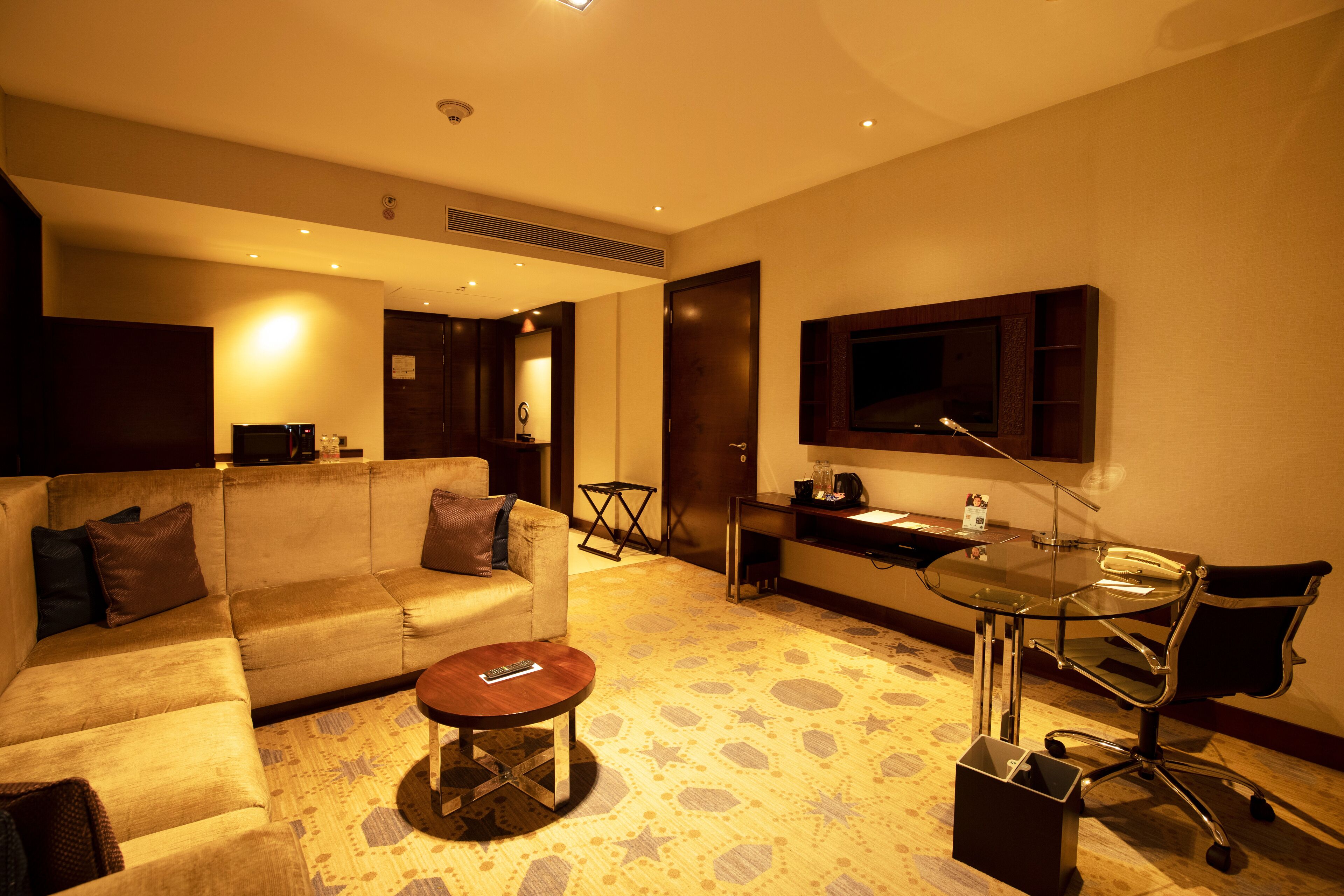 executive suite, 1 bedroom, non smoking, executive level | living area | 37-inch tv with digital channels, ipod dock