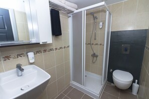 Bathroom | Hair dryer, bidet - Vela Apart Hotel (Cesme)