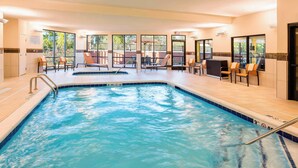 Ein Schwimmbad mit Liegestühlen und einer Sonnenterrasse.