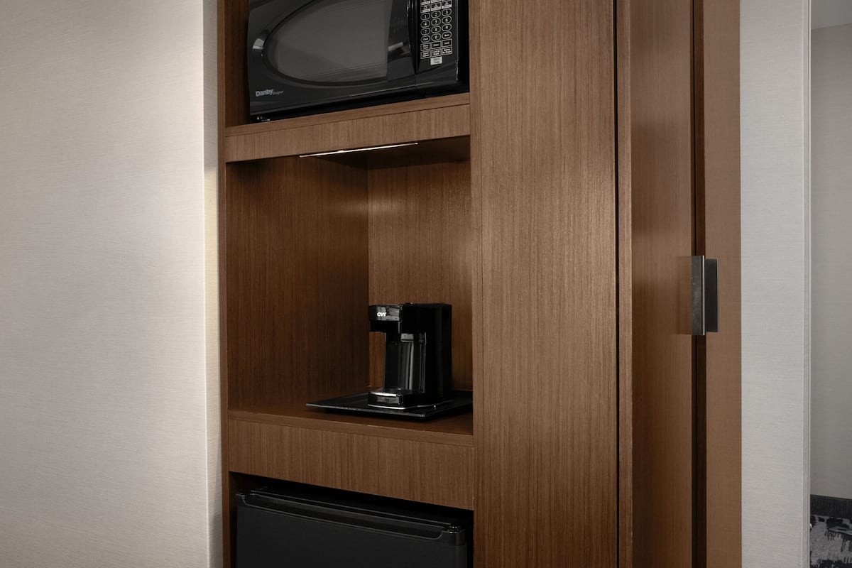 1 bedroom, pillow-top beds, desk, blackout curtains