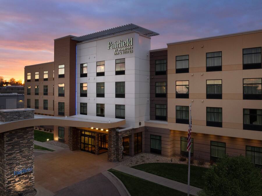 Un hotel Fairfield by Marriott con un diseño moderno, con varios pisos y una entrada bien iluminada.