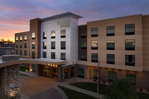 Un hotel Fairfield by Marriott con un diseño moderno, con varios pisos y una entrada bien iluminada.