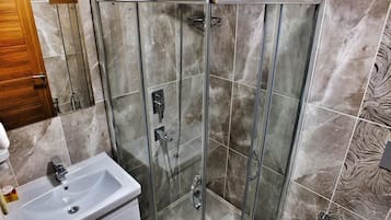 Luxury Penthouse, 2 Twin Beds, Smoking | Bathroom shower