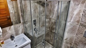 Penthouse Luxe, 2 lits une place, fumeur | Douche de la salle de bain