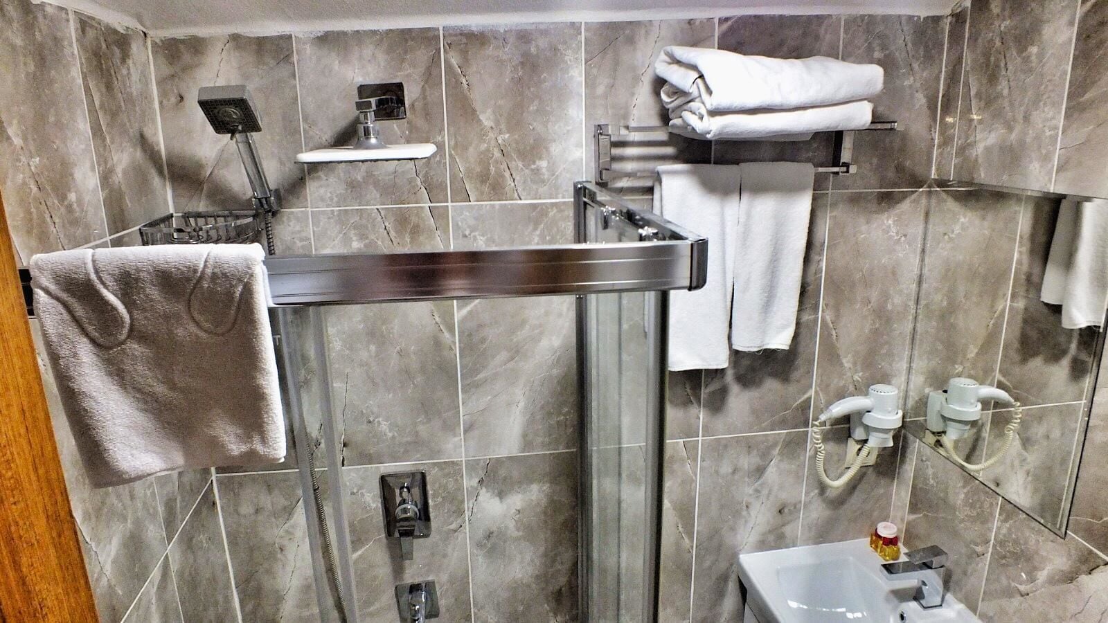 luxury penthouse, 2 single beds, smoking | bathroom | shower, free toiletries, hair dryer, towels