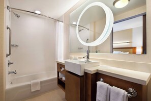 Buồng tắm vòi sen, máy sấy tóc, khăn tắm 