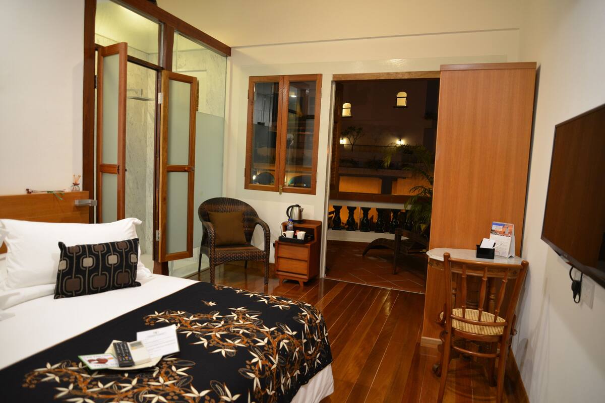 Premier Room | Tilam berlapik, bar mini, peti besi dalam bilik, meja 