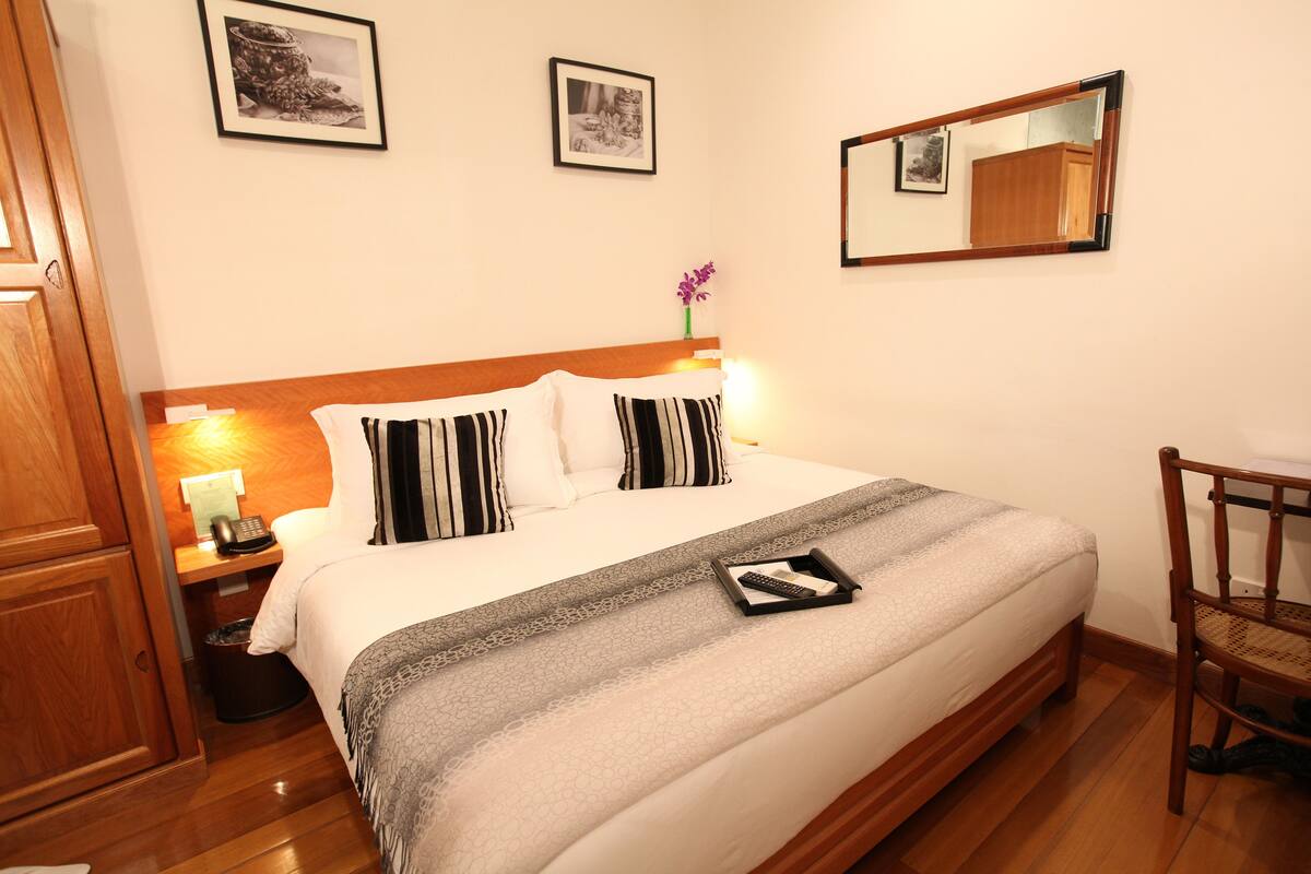 Room (Junior Deluxe) | Tilam berlapik, bar mini, peti besi dalam bilik, meja 