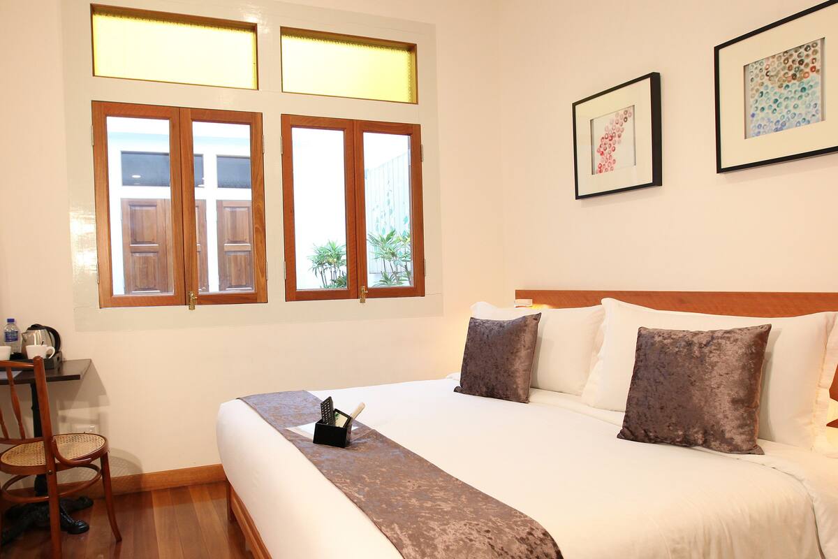 Deluxe Room | Tilam berlapik, bar mini, peti besi dalam bilik, meja 