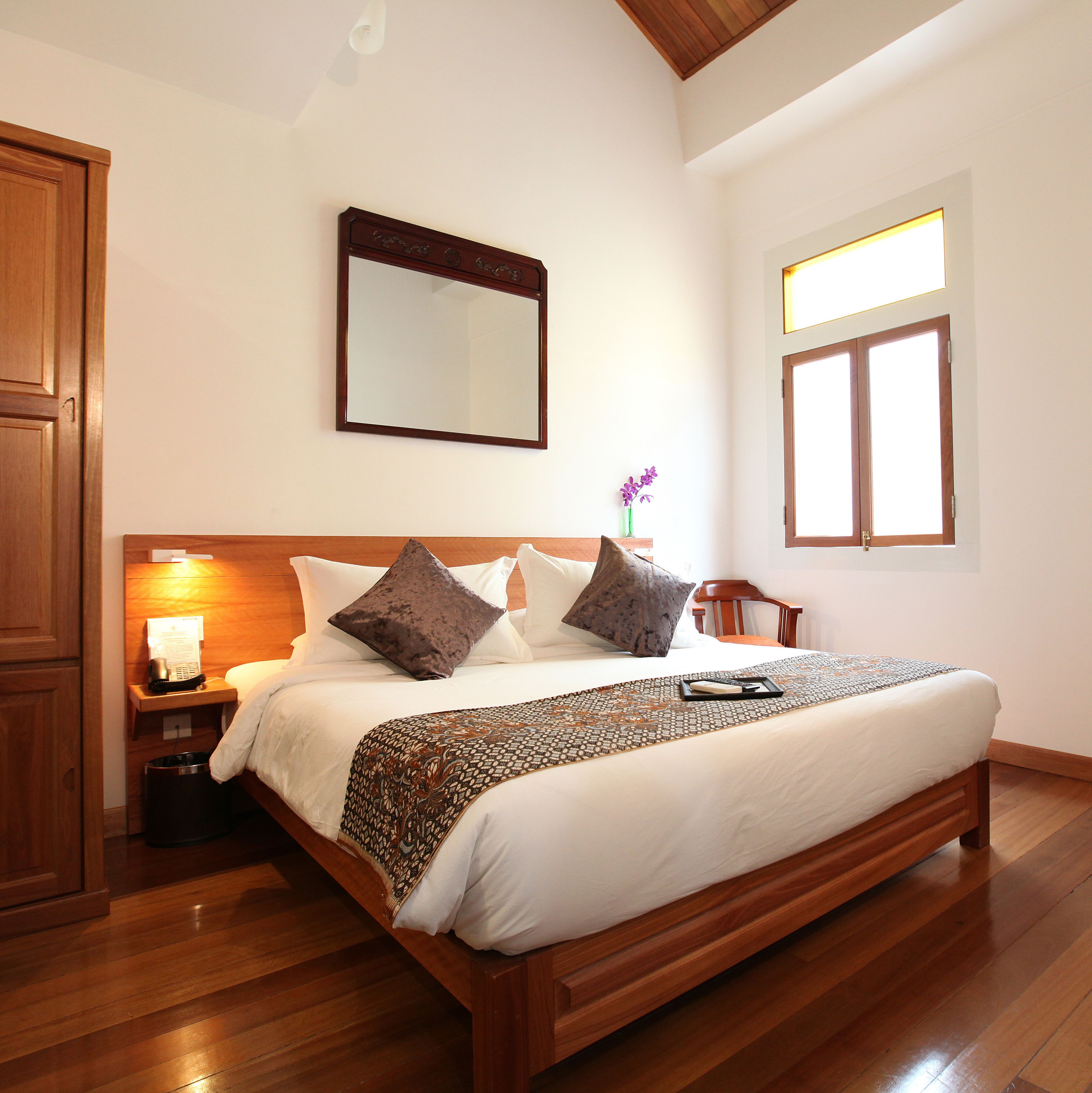 Habitación Deluxe | Camas con pillow-top, minibar y caja de seguridad en la habitación 