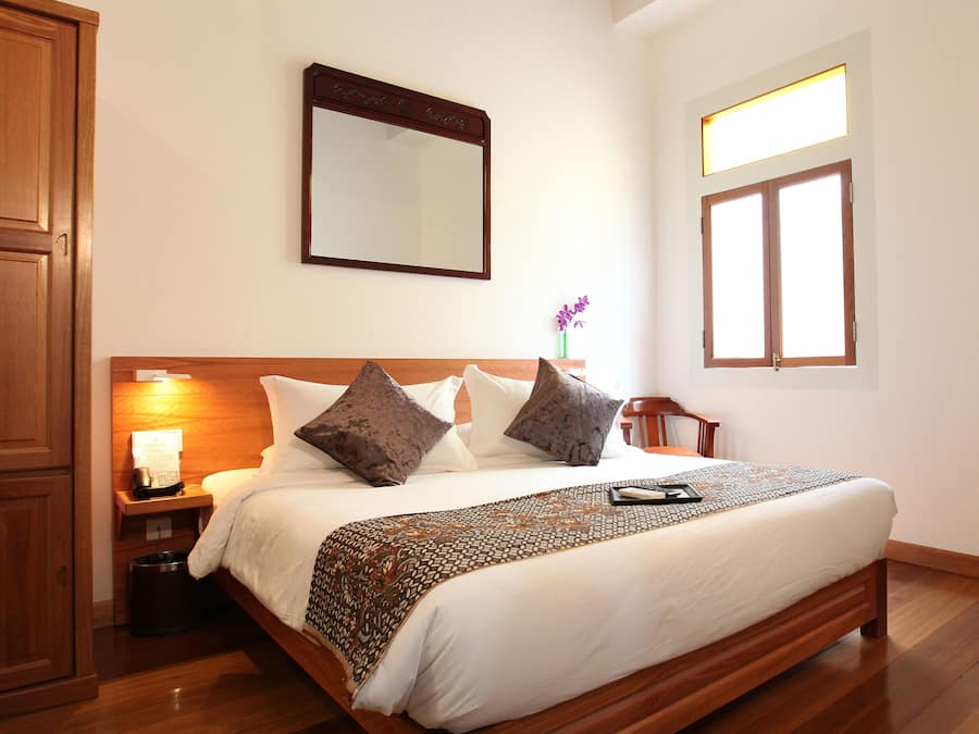 Rom – deluxe | Senger med overmadrass, minibar, safe på rommet og individuelt dekorert