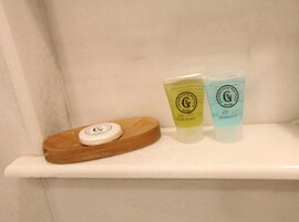 Ein Badezimmerschrank mit Badeschaum und einer Shampooflasche, sowie einer Seife.