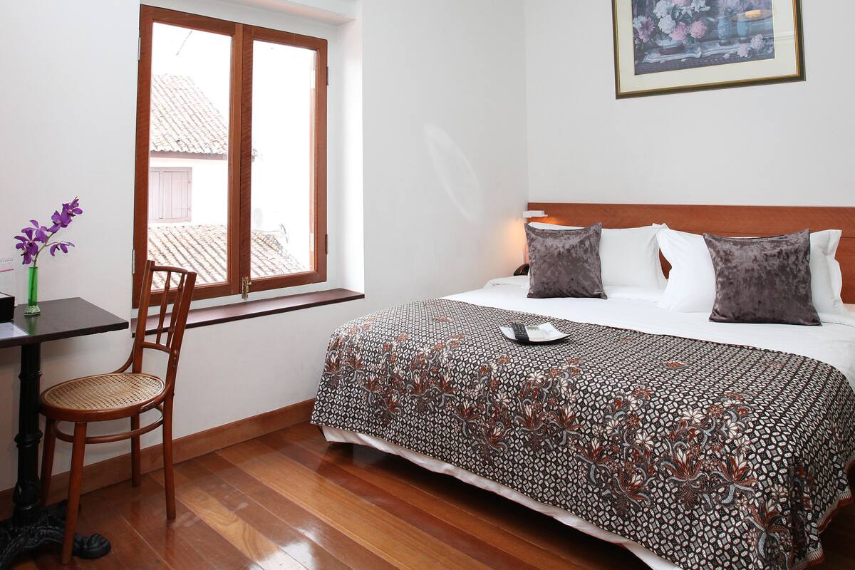 Deluxe Room (Super) | Tilam berlapik, bar mini, peti besi dalam bilik, meja 