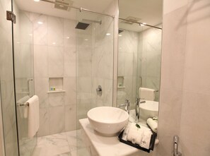 Villa familiar, 4 habitaciones, en la zona del jardín (3 Bathrooms) | Baño | Ducha y cabezal de ducha tipo lluvia